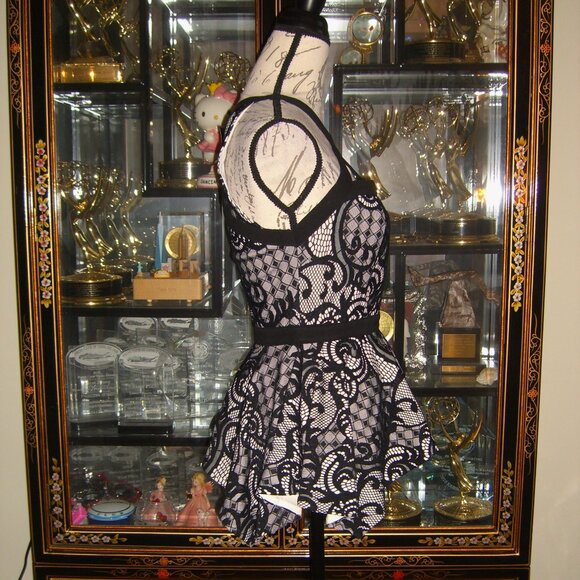 NWT BEBE BLACK LACE OVERLAY HALTER HANDKERCHIEF PEPLUM TOP S - Picture 2 of 6